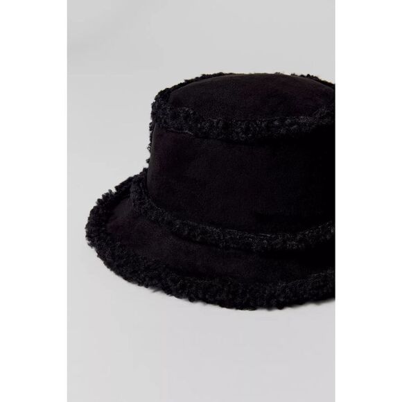 ✨Wyeth Astrid Suede Bucket Hat✨